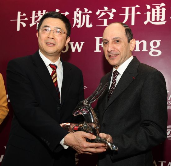 卡塔尔航空首席执行官Akbar Al Baker先生(图右)回赠杭州萧山国际机场有限公司董事长沈坚先生一尊代表公司的阿拉伯羚羊艺术品 卡塔尔航空首席执行官Akbar Al Baker先生(图右)与杭州萧山国际机场有限公司董事长沈坚先生