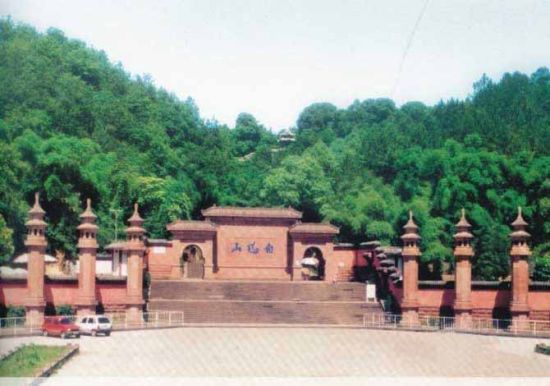 游梧州白鹤山赏楼宇栉比云岚烟树