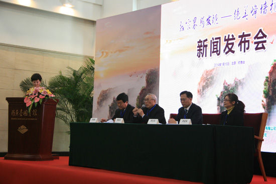 发布会上的提问环节,嘉宾为提问记者详细介绍杨家界情况。(徐金泉/摄) 发布会上的提问环节,嘉宾为提问记者详细介绍杨家界情况。(徐金泉/摄)