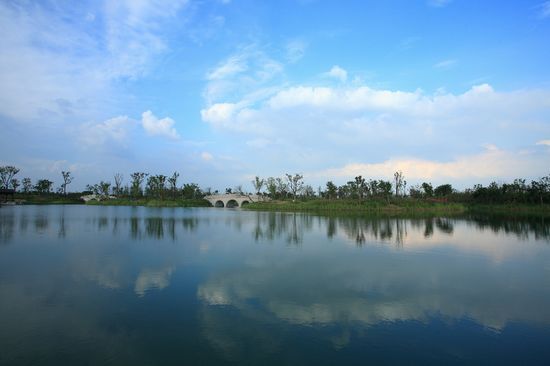 鸿山梁鸿湿地公园(潘部 摄) 鸿山梁鸿湿地公园(潘部 摄)