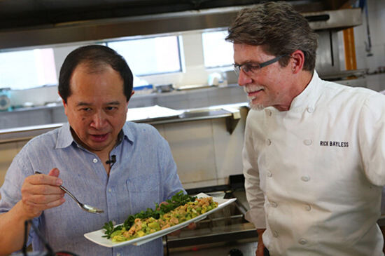 香港美食家、媒体人陈奕文(Johnny Chan)和大厨里克o贝里斯(Rick Bayless) 香港美食家、媒体人陈奕文(Johnny Chan)和大厨里克·贝里斯(Rick Bayless)
