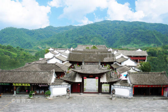 南甸土司府全貌 (摄影:肖育文) 南甸土司府全貌 (摄影:肖育文)