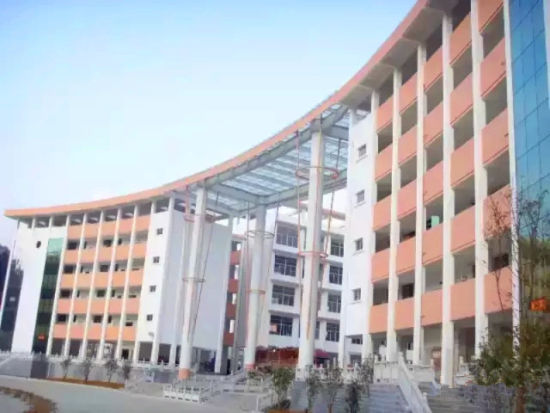 麻栗坡民族中学的主教学楼群(摄影/宾语) 麻栗坡民族中学的主教学楼群(摄影/宾语)