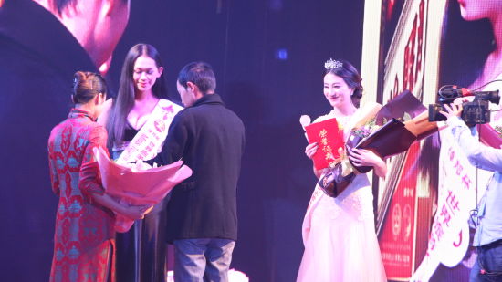 颁奖嘉宾为亚军获得者李航、姚爱华颁奖(图片来源:张玲) 颁奖嘉宾为亚军获得者李航、姚爱华颁奖(图片来源:张玲)