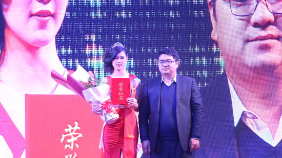 季军获得者戴梦梦与颁奖嘉宾合影(图片来源:张玲) 季军获得者戴梦梦与颁奖嘉宾合影(图片来源:张玲)