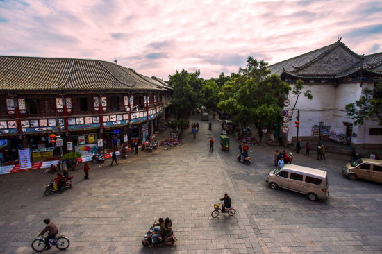 白天的朝阳楼旁街景 白天的朝阳楼旁街景
