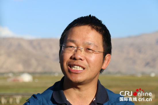9月7日,唐自华先生在塔什库尔干塔吉克自治县金草滩 摄影:黎萌 9月7日,唐自华先生在塔什库尔干塔吉克自治县金草滩 摄影:黎萌