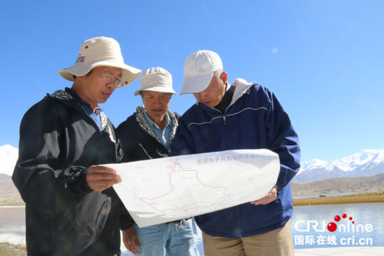 9月7日,唐自华先生(左一)在慕士塔格峰下和其他专家一起查看地图 摄影:黎萌 9月7日,唐自华先生(左一)在慕士塔格峰下和其他专家一起查看地图 摄影:黎萌