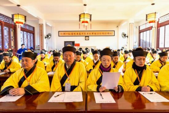 参加传戒法会的戒子们进行文化考试。(摄影:何勇) 参加传戒法会的戒子们进行文化考试。(摄影:何勇)