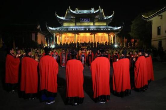 王母殿广场为众生祈福。(摄影:何勇) 王母殿广场为众生祈福。(摄影:何勇)