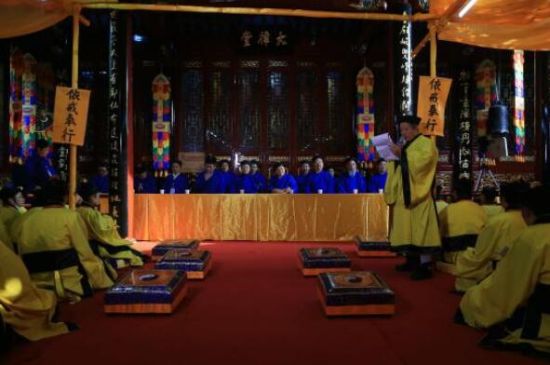 来自全国各省的代表发表受戒感悟,畅谈道教文化对当下社会的积极影响,表示要“以戒为师”,从小事做起,从身边做起,大力弘扬优秀传统文化。(摄影:何勇) 来自全国各省的代表发表受戒感悟,畅谈道教文化对当下社会的积极影响,表示要“以戒为师”,从小事做起,从身边做起,大力弘扬优秀传统文化。(摄影:何勇)