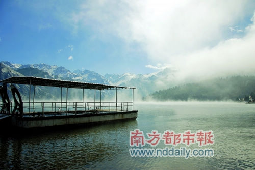 新疆：高山深处天池如玉(图)