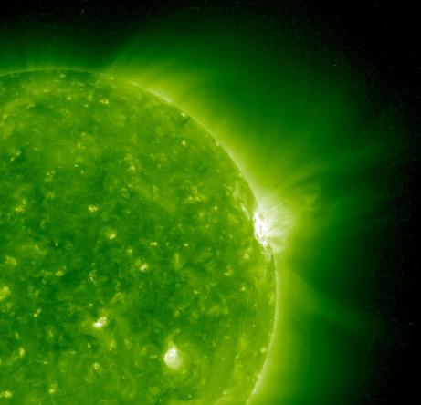 太阳表面磁力环圈导致亮白色风暴(图片提供:Photograph courtesy SOHO/NASA)