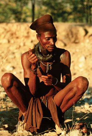 himba(辛巴)游牧民族居住在纳米比亚北部靠近安哥拉的戈壁里,部族的