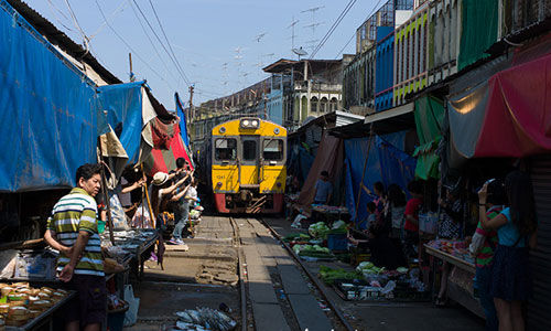 美功铁路市场 泰国最危险的菜市场