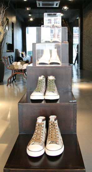 ACU搬迁折扣甩卖的球鞋 ACU搬迁折扣甩卖的球鞋