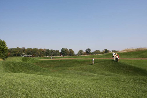 戴伊大师正在步入17#果岭右侧的深沙坑 戴伊大师正在步入17#果岭右侧的深沙坑