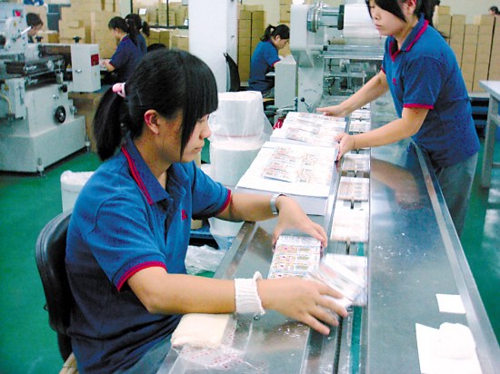 工作人员在包装印制好的成品彩票 工作人员在包装印制好的成品彩票