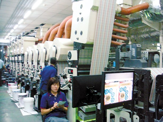 工作人员利用电脑监控彩票印制过程 工作人员利用电脑监控彩票印制过程