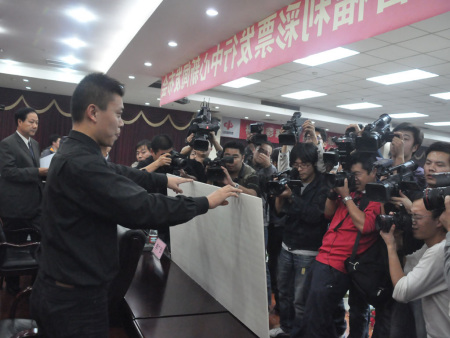 河南福彩中心公布人员向媒体展示巨奖彩票(新浪网独家图片) 河南福彩中心公布人员向媒体展示巨奖彩票(新浪网独家图片)