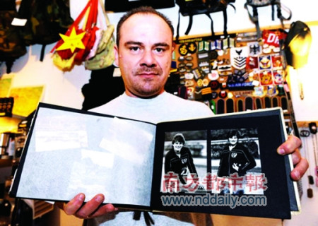 已变为男性的安德里斯·克里格举着当年自己获得欧洲女子铅球冠军的照片。 已变为男性的安德里斯·克里格举着当年自己获得欧洲女子铅球冠军的照片。