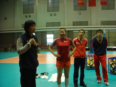 得到郎平点拨,冯坤笑得非常灿烂 得到郎平点拨,冯坤笑得非常灿烂
