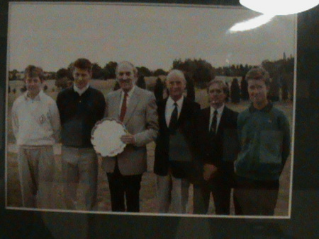 左边第一个是李,那个时候脸有点胖 左边第一个是李,那个时候脸有点胖