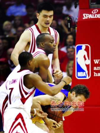 姚明(上图最高者)没能坚持到最后,但代替他出场的多西,也没有让湖人轻松前进。 姚明(上图最高者)没能坚持到最后,但代替他出场的多西,也没有让湖人轻松前进。