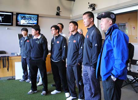 中国国家队球员在参观TPI测试中心 中国国家队球员在参观TPI测试中心