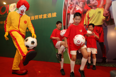 麦当劳叔叔与小球迷比赛颠球 麦当劳叔叔与小球迷比赛颠球