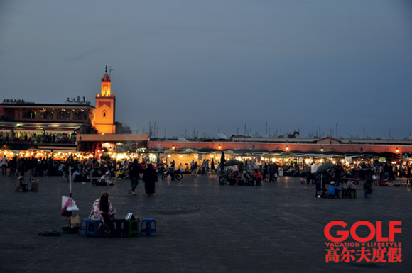 夜晚的Djemaa el Fna广场,人声鼎沸,热闹非凡 夜晚的Djemaa el Fna广场,人声鼎沸,热闹非凡