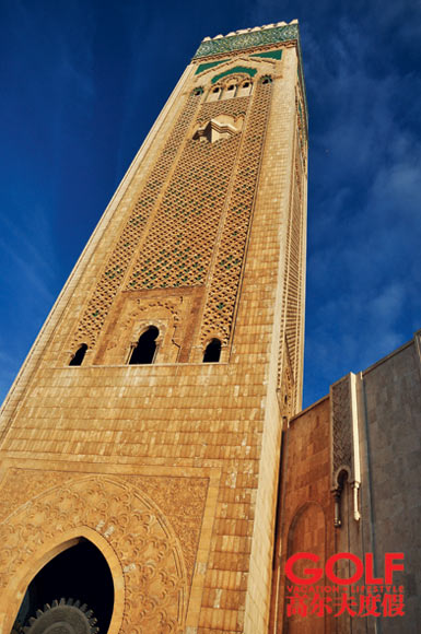 哈桑二世清真寺高大的宣礼塔,让你无法不仰视 哈桑二世清真寺高大的宣礼塔,让你无法不仰视