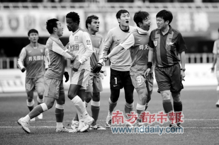 江苏球员气势很盛,裁判徐航一脸苦相。 江苏球员气势很盛,裁判徐航一脸苦相。