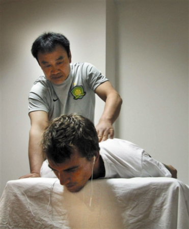 乔尔感受中国医学神奇 乔尔感受中国医学神奇