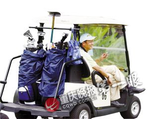 王志文不爱走路爱坐“老爷车” 王志文不爱走路爱坐“老爷车”