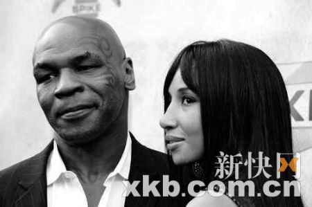 开始吃素的泰森决心把最好的都留给妻子和女儿米兰,家是他开始蜕变的动力。 开始吃素的泰森决心把最好的都留给妻子和女儿米兰,家是他开始蜕变的动力。