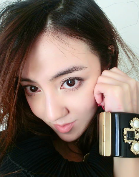 面对婚姻,人们总要沉重地抱着负上点责的态度。 面对婚姻,人们总要沉重地抱着负上点责的态度。