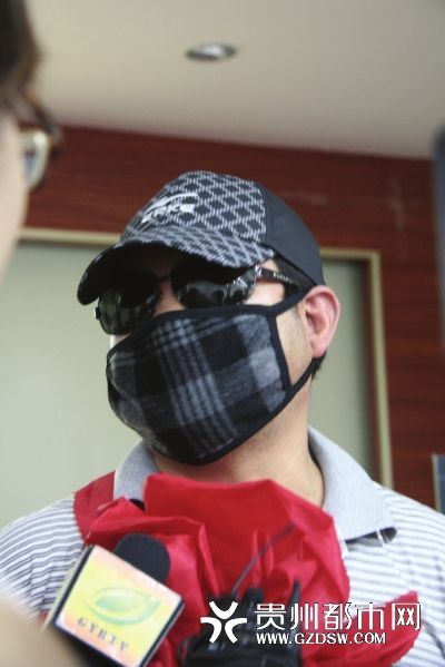 领奖现场,毕先生戴上了口罩、墨镜和帽子 领奖现场,毕先生戴上了口罩、墨镜和帽子