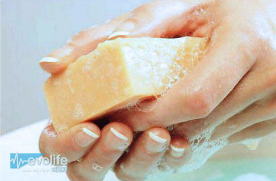 ，第一时间用肥皂等碱性用品清理伤口，并同时用温水清洗。