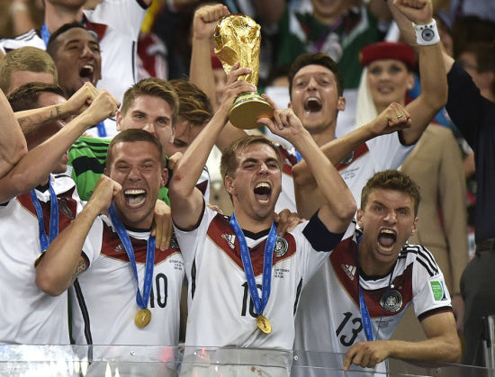 新浪评国际十大体育新闻:看德国登顶 C罗梅西