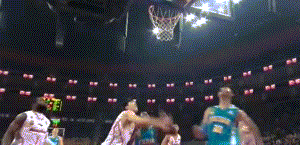 广东核心易建联[微博]砍下全队最高的22分和8个篮板,但比赛中他也罕见