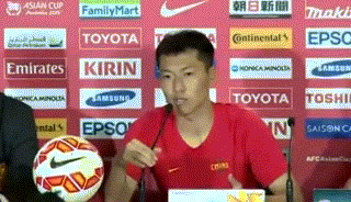 国足出线谁最嗨!翻译哥激情耍拳 跳水池庆祝