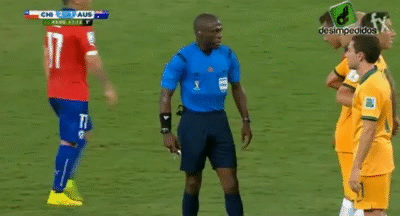 第一次知道有烟火和爆炸的比赛,其实我是拒绝的,因为足球根本踢不