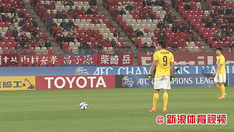 曾端准形成对话;第28分钟,高拉特策动中路快攻,赵旭日将球塞入禁区,在