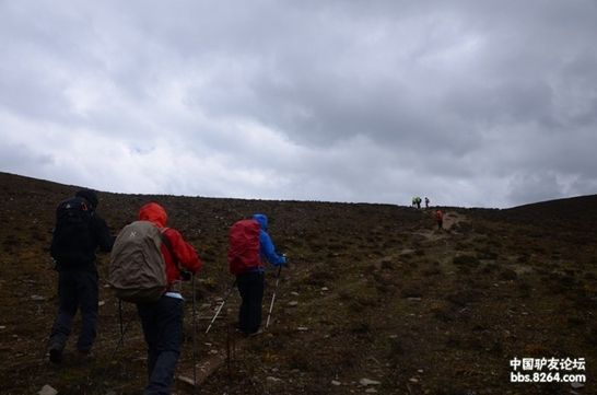 在非登山步道上徒步，要选择例如岩石裸露地或是碎石坡等能耐受人类踩踏的地方行走，在这样的区域，分散行走是减少对环境冲击的最佳选择。