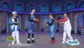 他参演的《疯狂培训班之篮球杨鸣》笑料不断,带动了现场观众的气氛.