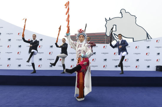 赛前新闻发布会后,明星骑手还在赛场饶有兴致地体验了一回京剧文化