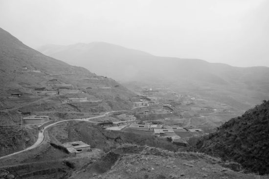 塔加村依山而建,呈梯状递升,民居错落有致,当地人称之为“布达拉式”的建筑风格。 塔加村依山而建,呈梯状递升,民居错落有致,当地人称之为“布达拉式”的建筑风格。