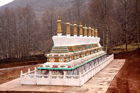寺庙佛塔。寺院在山腰,民居依傍佛塔、嘛呢康而建,体现了僧俗、寺院、信众、民居的社会关系。每天清晨老人们摇着经筒转佛塔,积累福田、祈愿一方平安。 寺庙佛塔。寺院在山腰,民居依傍佛塔、嘛呢康而建,体现了僧俗、寺院、信众、民居的社会关系。每天清晨老人们摇着经筒转佛塔,积累福田、祈愿一方平安。