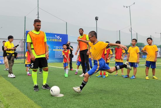 卡纳瓦罗参加广州足球训练营